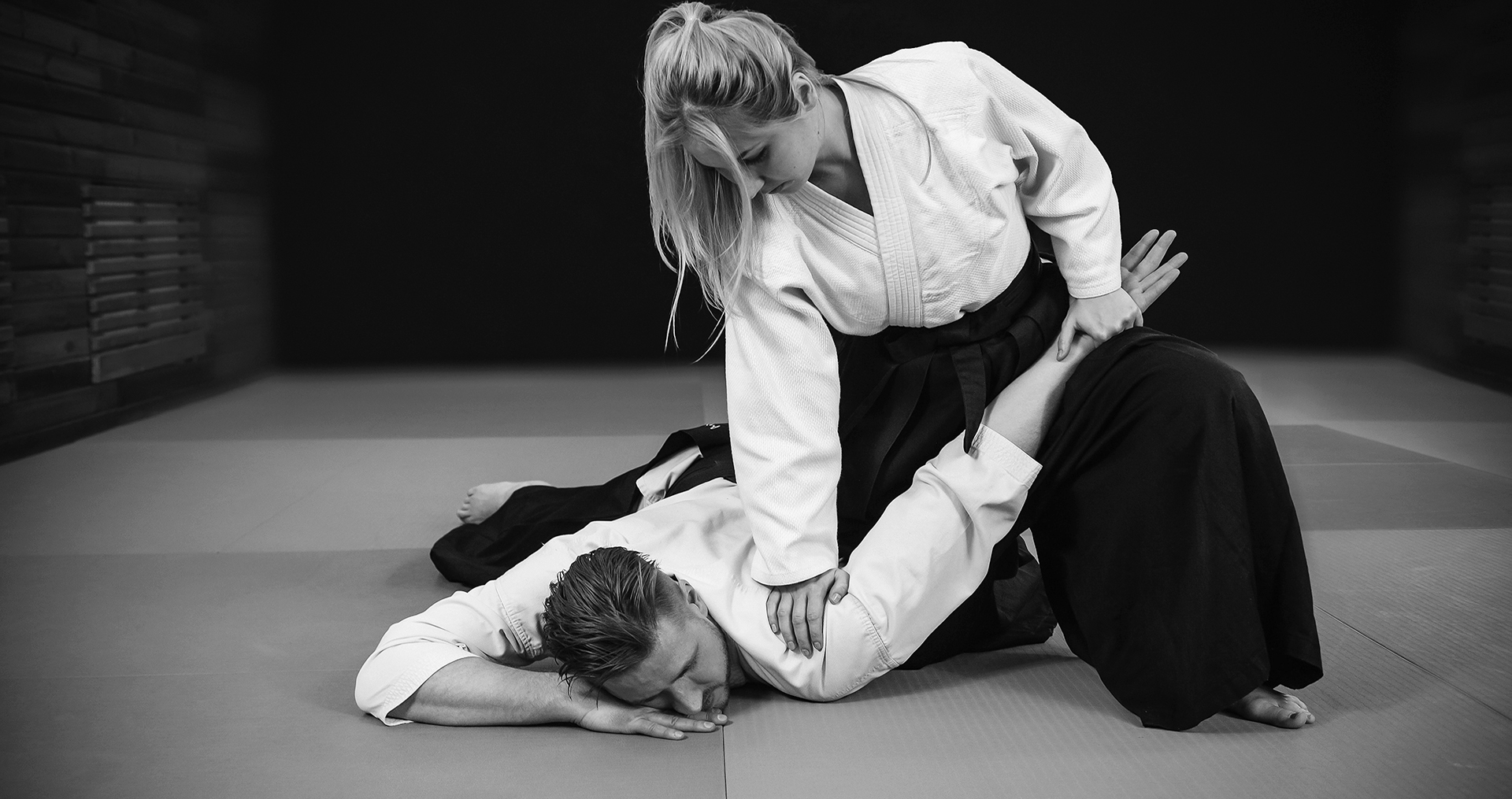 femme aïkidoka immobilise un pratiquant
